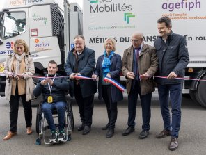 Photo de l'inauguration du Handi Truck. Le ruban est coupé par (de gauche à droite) : Générale Florence Guillaume (déléguée interministérielle à la sécurité routière), Jérémy Soots (conducteur poinds lourd), Christophe Roth (Président de l'Agefiph), Sophie Cluzel (ancienne Secrétaire d'état chargée des personnes en situation de handicap), Denis Schirm, Vice-Président de l'Opco Mobilités et Loïc Charbonnier (Président Aftral).