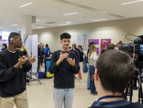 Photo de deux participants interviewés pour apparaitre dans la vidéo d'ambiance de l'URRH. Elles répondent aux questions, face à un caméraman, dans le forum exposant.