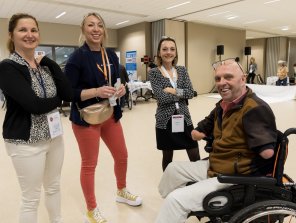 Photo de quatre personnes souriants, face à la caméra. Parmi eux, Laetitia Henry (qui a fait un Talk) et Philippe Croizon, tous deux exposants.