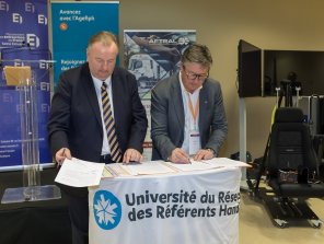 Photo d'une signature de convention Agefiph - Medef. Avec le Président de l'Agefiph, Christophe Roth et Fabrice Tourres, Président du Medef Seine Estuaire.