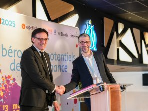 Signature de convention entre l'Agefiph et Ikéa. En présence de Christian Ploton, Président de l'Agefiph et Olivier Gondry, Directeur des ressources France IKEA
