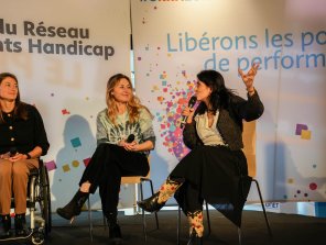 Jaleh Bradéa prend la parole au micro, aux côtés de Anne-Laure Thomas et Emmanuelle Mörch, pour un En Direct avec