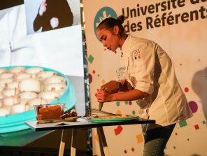 Delphine Poulet, Médaillée de bronze en pâtisserie aux 10e Internationaux Abilympics, cuisine sur scène et prend la parole sur sa participation aux Abylimpics.