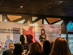 Les acteurs de la conférence théâtralisée "Cancer et emploi", sur scène