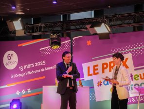 Sur scène, lors de la cérémonie de remise du prix ADP 2025, prise de parole d'Eglantine Eméyé, maitresse de cérémonie et Christian Ploton, Président de l'Agefiph