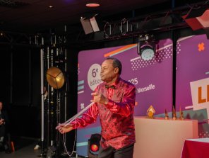 Interlude artistique avec Patrick Biecques, magicien. Sur la photo, il sort du fil de coton de sa bouche.