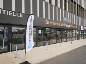La flamme de l'URRH à l'entrée de l'Orange Vélodrome