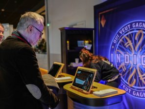 Une personne est devant un écran prêt à jouer à "Qui veut gagner...)