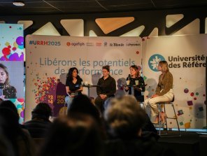 Prise de parole lors d'une conférence. De gauche à droite : Jaleh Bradéa, Claire Le Roy Hatala, Valentine Henrard qui prend la parole et Tiffany Mazars