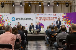 URRH 2023 - Photo de la conférence d'ouverture de l'URRH 2023. Sur scène et de gauche à droite : Olivier Escots, Adjoint au maire de Bordeaux, chargé du handicap et de la lutte contre toutes les discriminations, Alain MAUNY, Directeur régional Pôle emploi, Christophe Roth, Président de l'Agefiph, Nicolas Sterckx, DG de Sud-Ouest et Hugues Defoy (debout), Directeur de la Mobilisation du monde économique et social, Agefiph.