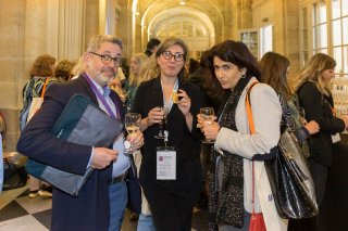 URRH 2023 - Photo de Charles Myara, Charles et compagnie, Kristel Hamon, Directrice communication de l'Agefiph et Jaleh Bradea, membre du comité scientifique et Directrice diversité et inclusion chez Vivendi pendant la pause déjeuner.