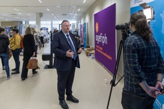 Photo de Christophe Roth, président de l'Agefiph, en train d'être interviewé.