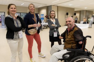 Photo de quatre personnes souriants, face à la caméra. Parmi eux, Laetitia Henry (qui a fait un Talk) et Philippe Croizon, tous deux exposants.