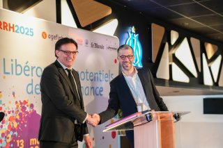 Signature de convention entre l'Agefiph et Ikéa. En présence de Christian Ploton, Président de l'Agefiph et Olivier Gondry, Directeur des ressources France IKEA