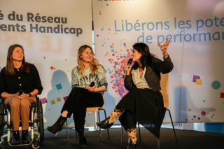 Jaleh Bradéa prend la parole au micro, aux côtés de Anne-Laure Thomas et Emmanuelle Mörch, pour un En Direct avec