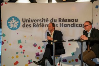 Thibaut Guilluy, Directeur général de France Travail et Hugues Defoy, Directeur de la mobilisation du monde économique et social, écoutent une question du public.