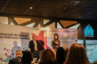 Les acteurs de la conférence théâtralisée "Cancer et emploi", sur scène