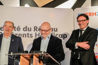 Signature de la convention entre l'Agefiph, représentée par son Président Christian Ploton, et l'Apec, représentée par son Président Pierre Damiani et son Directeur général Gilles Gateau