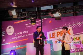 Sur scène, lors de la cérémonie de remise du prix ADP 2025, prise de parole d'Eglantine Eméyé, maitresse de cérémonie et Christian Ploton, Président de l'Agefiph