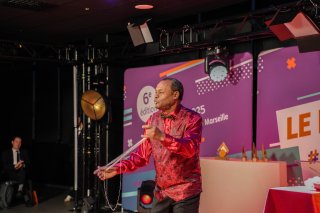 Interlude artistique avec Patrick Biecques, magicien. Sur la photo, il sort du fil de coton de sa bouche.