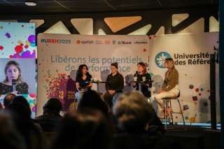 Prise de parole lors d'une conférence. De gauche à droite : Jaleh Bradéa, Claire Le Roy Hatala, Valentine Henrard qui prend la parole et Tiffany Mazars