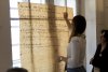 URRH 2023 - Photo d'une participante à l'un des ateliers de l'URRH. Sur une fenêtre, une page de paperboard est accrochée. Une personne colle une gommette rouge sur une phrase : Bricoler en zone grise, J'ai eu deux cancers à quelques années d'intervalle.
