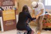 URRH 2023 - Photo du stand "Be So Phorn". Massage d'une participante par par Lev Sophorn.
