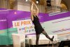 URRH 2023 - Photo de la cérémonie de remise du prix Activateur de progrès, Caroline Leflour est seule sur scène. Elle présente un extrait de son one-woman show "La Chauve Sourit"