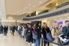 Prise de vue de l'accueil du public. Une foule attend de récupérer son badge pour entrer à l'événement. Dans le hall d'accueil du Carré des Docks.