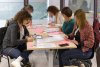 Photo de personnes assises à une table, en train de travailler pendant un atelier.