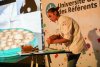 Delphine Poulet, Médaillée de bronze en pâtisserie aux 10e Internationaux Abilympics, cuisine sur scène et prend la parole sur sa participation aux Abylimpics.